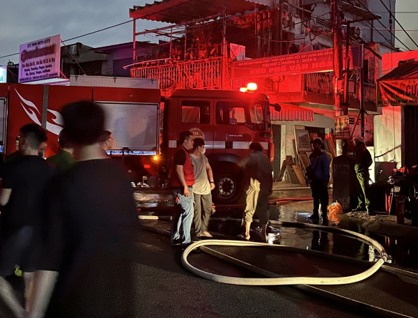 Cảnh sát chữa cháy nỗ lực ngăn đám cháy lan sang hàng chục căn nhà ven Kênh Đôi -7