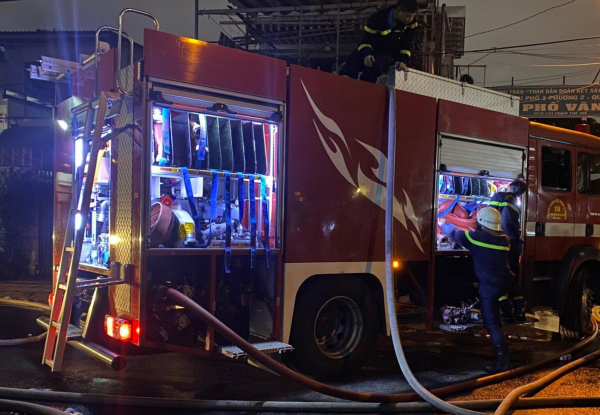 Cảnh sát chữa cháy nỗ lực ngăn đám cháy lan sang hàng chục căn nhà ven Kênh Đôi -9