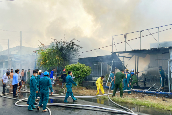 Hỏa hoạn khiến 4 căn nhà bị thiêu rụi hoàn toàn -0