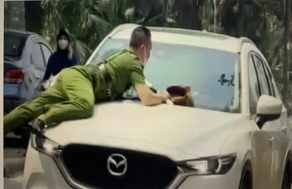 Bắt tài xế Mazda ở Hà Nội hất Công an lên nắp capo -0