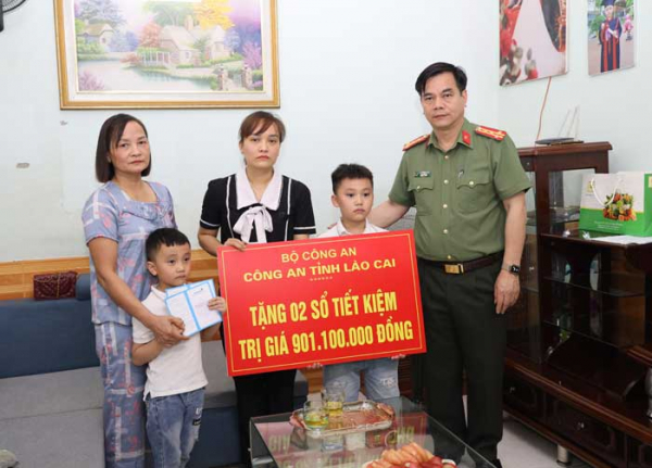 Công an tỉnh Lào Cai trao sổ tiết kiệm cho hai con của Thiếu tá Bùi Văn Đức hy sinh khi làm nhiệm vụ. -0