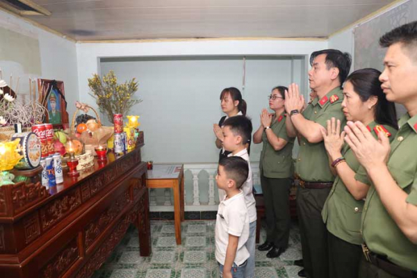 Công an tỉnh Lào Cai trao sổ tiết kiệm cho hai con của Thiếu tá Bùi Văn Đức từ trần khi làm nhiệm vụ. -0