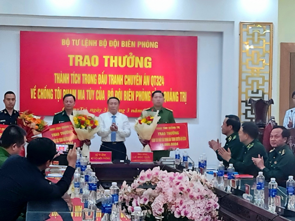 Khen thưởng chuyên án bắt giữ vụ buôn bán, vận chuyển ma túy từ khu vực Tam giác vàng vào Quảng Trị tiêu thụ -0