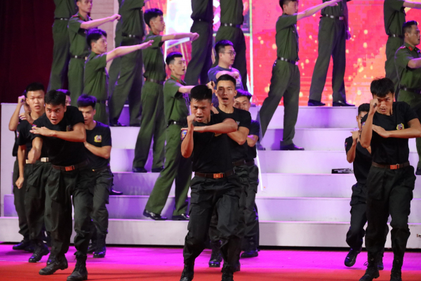 Trên 500 nghệ sĩ, chiến sĩ biểu diễn chào mừng 50 năm ngày truyền thống lực lượng Cảnh sát Cơ động -2