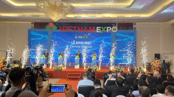 Hơn 480 doanh nghiệp thuộc 16 quốc gia và vùng lãnh thổ tham gia Vietnam Expo 2024 -0