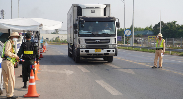 Công an đội nắng phân luồng giao thông trên cao tốc Cam Lộ - La Sơn -0