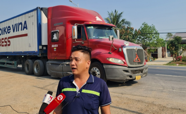 Công an đội nắng phân luồng giao thông trên cao tốc Cam Lộ - La Sơn -0