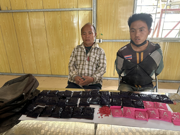 Hai bố con rủ nhau đi buôn ma túy -0