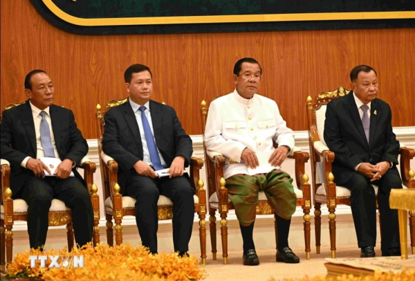 Chủ tịch Quốc hội Vương Đình Huệ chúc mừng Chủ tịch Thượng viện Campuchia -0