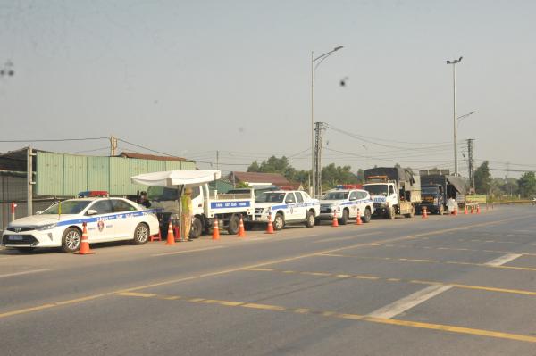 Liên tiếp ô tô bị nổ lốp trên cao tốc Cam Lộ - La Sơn: CSGT vất vả cứu hộ dưới nắng nóng  -0