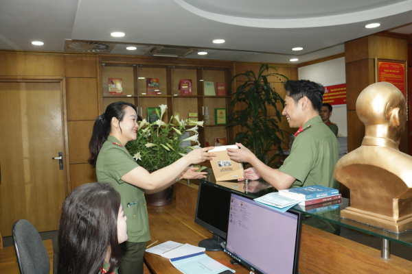 Triển lãm “Những tác phẩm văn học sống mãi với thời gian” và tặng sách trong CAND -0