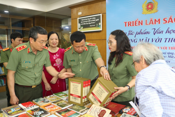 Triển lãm “Những tác phẩm văn học sống mãi với thời gian” và tặng sách trong CAND -0