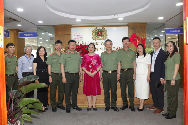 Triển lãm “Những tác phẩm văn học sống mãi với thời gian” và tặng sách trong CAND -2