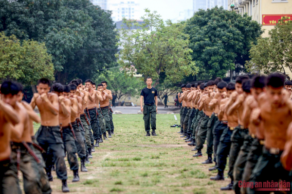 Cảnh sát chống khủng bố đội nắng luyện võ trên thao trường -4