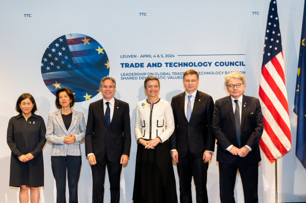 EU và Mỹ thúc đẩy vai trò lãnh đạo xuyên Đại Tây Dương -0