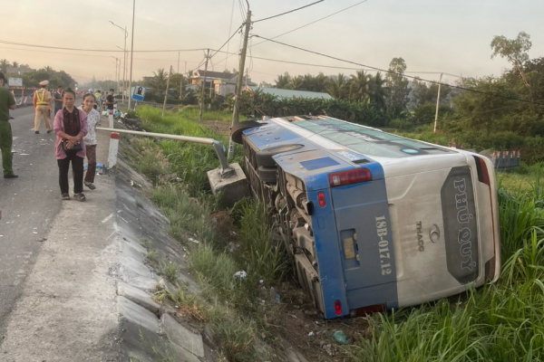 Xe khách lật nghiêng sau khi tông vào đuôi xe đầu kéo, 22 người may mắn thoát nạn -0