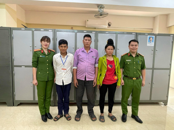Công an Sơn La hỗ trợ thanh niên bị lừa bán sang Campuchia trở về nhà -0