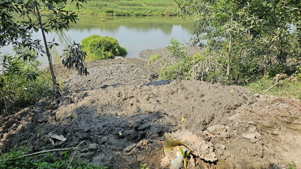Một lượng lớn bùn thải nạo vét chưa qua xử lý được đổ xuống ao, hồ nước -0