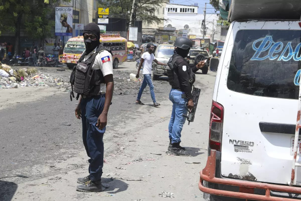 Cảnh sát Haiti đấu súng quyết liệt, giành tàu chở gạo từ băng đảng tội phạm -0