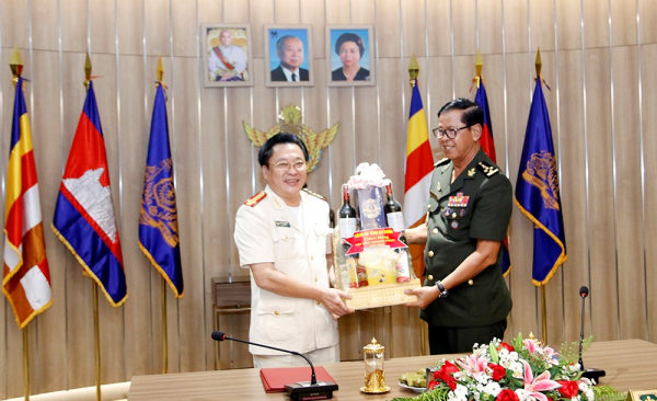 Công an tỉnh An Giang thăm, chúc Tết Chol Chnam Thmay các lực lượng vũ trang Campuchia -0