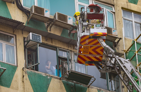 Cháy tòa nhà cao tầng ở Hong Kong, ít nhất 5 người thiệt mạng -0