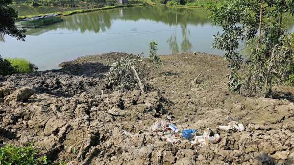 Vụ đổ bùn thải xuống ao hồ ở Huế: Yêu cầu chủ đầu tư và đơn vị thi công tạm ngưng đổ bùn thải -0
