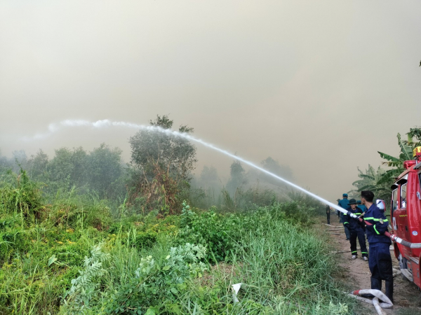Cơ bản khống chế được đám cháy rừng ở Nông trường 402 -2
