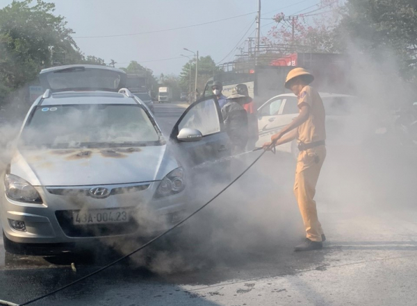CSGT kịp thời giúp người đi đường dập tắt vụ cháy xe ô tô trên Quốc lộ 14B -0