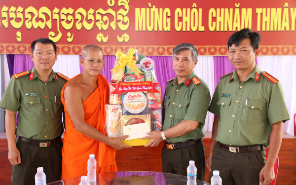 Công an Sóc Trăng chúc Tết Chol Chnam Thmay của đồng bào Khmer -3
