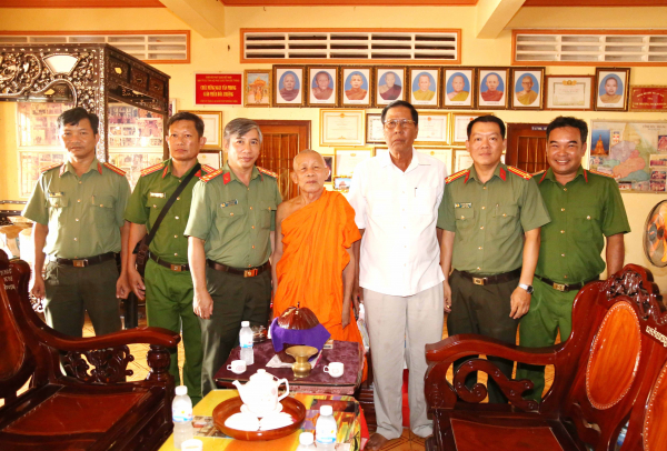 Công an Sóc Trăng chúc Tết Chol Chnam Thmay của đồng bào Khmer -2