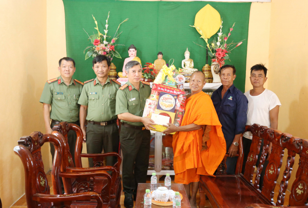 Công an Sóc Trăng chúc Tết Chol Chnam Thmay của đồng bào Khmer -1