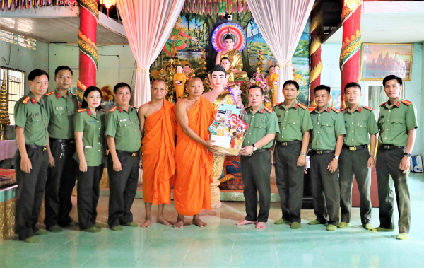 Công an các tỉnh vùng Tây Nam Bộ thăm, chúc Tết cổ truyền Chol Chnam Thmay -0