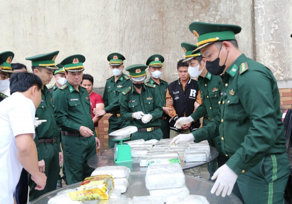 Bắt hai người Lào vận chuyển 44 bánh heroin và 20kg ma túy qua biên giới -0