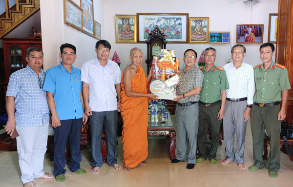 Công an các tỉnh vùng Tây Nam Bộ thăm, chúc Tết cổ truyền Chol Chnam Thmay -0