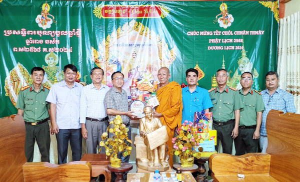 Công an các tỉnh vùng Tây Nam Bộ thăm, chúc Tết cổ truyền Chol Chnam Thmay -1