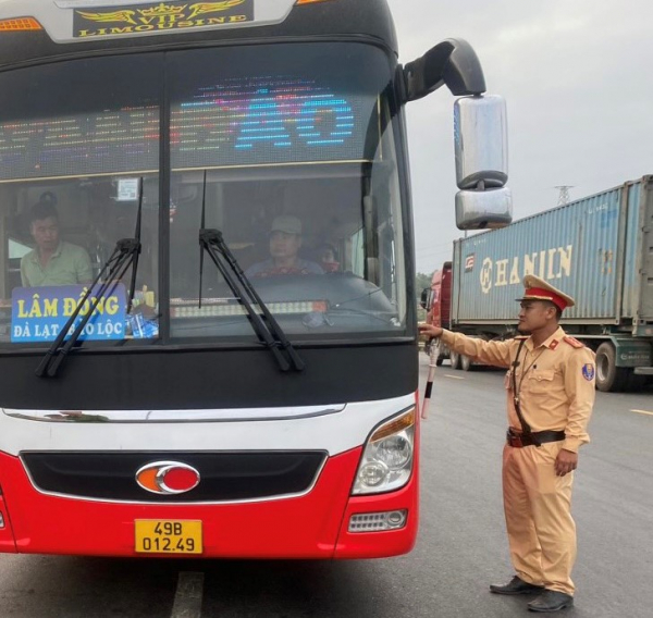 CSGT Đà Nẵng chặn bắt đối tượng giết người trốn chạy trên xe khách  Bắc - Nam  -1
