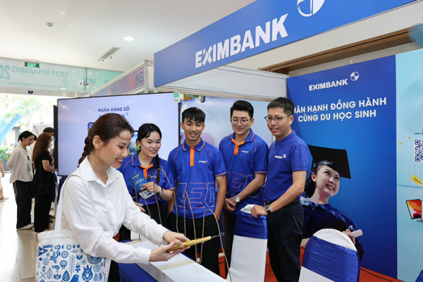 Eximbank tài trợ học bổng trị giá 300 triệu đồng cho Đại học kinh tế TP Hồ Chí Minh -0