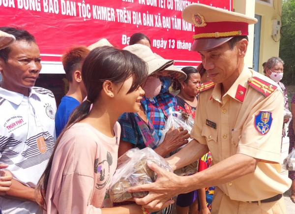Tặng quà đồng bào Khmer nhân Tết Chol Chnam Thmay -0