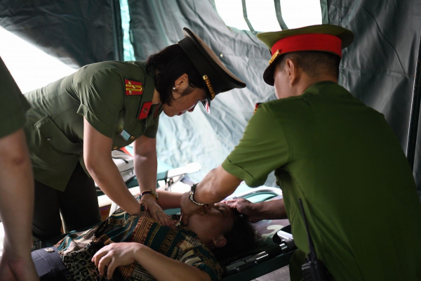 Công an tỉnh Phú Thọ liên tiếp sơ cứu người bị ngất khi đi tham quan Đền Hùng -0