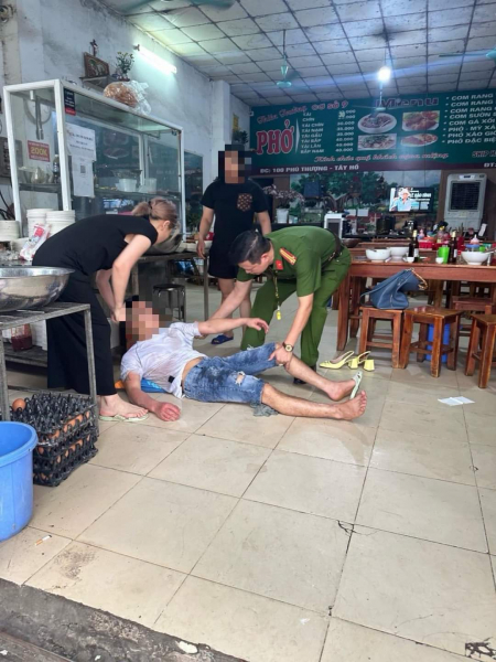 Công an phường kịp thời sơ cứu nhân viên quán phở bị ngã bất tỉnh ở Hà Nội -0