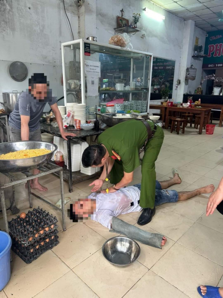 Công an phường kịp thời sơ cứu nhân viên quán phở bị ngã bất tỉnh ở Hà Nội -1