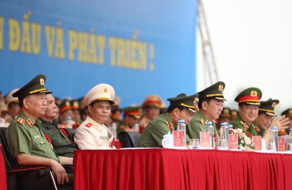 Thủ tướng dự Lễ kỷ niệm 50 năm Ngày truyền thống lực lượng Cảnh sát cơ động -1