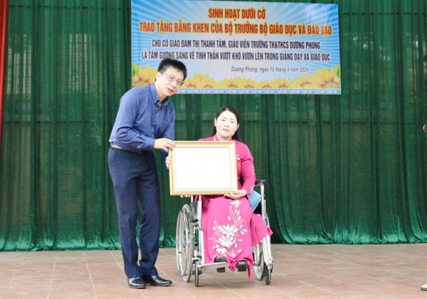 Tặng Bằng khen của Bộ trưởng Bộ GD&ĐT cho giáo viên khuyết tật tiêu biểu -0