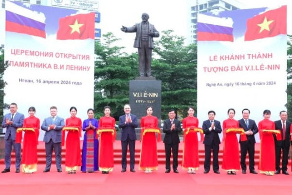 Lenin statue inaugurated in central Vietnam -0