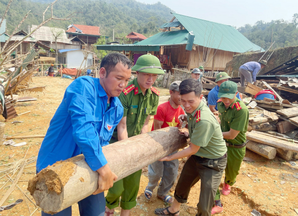Công an huyện Kỳ Sơn giúp người dân dựng lại nhà sau trận mưa đá tàn phá -1