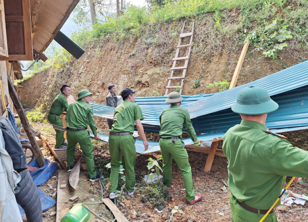 Công an huyện Kỳ Sơn giúp người dân dựng lại nhà sau trận mưa đá tàn phá -3