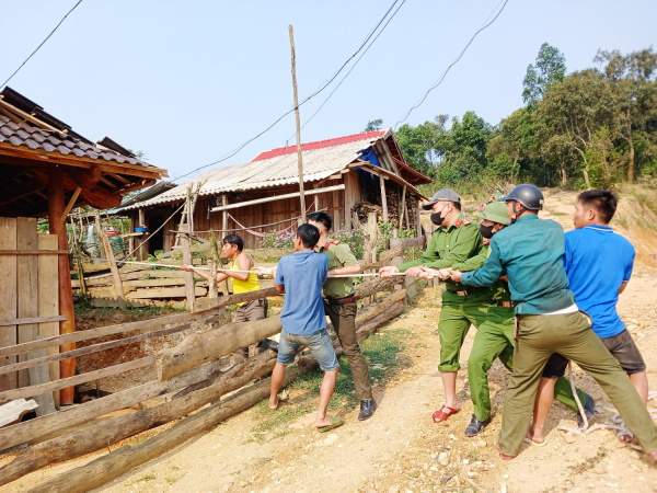 Công an huyện Kỳ Sơn giúp người dân dựng lại nhà sau trận mưa đá tàn phá -4