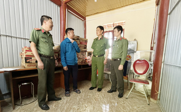 Công an huyện Kỳ Sơn giúp người dân dựng lại nhà sau trận mưa đá tàn phá -0