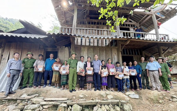Công an huyện Kỳ Sơn giúp người dân dựng lại nhà sau trận mưa đá tàn phá -0