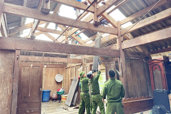 Công an huyện Kỳ Sơn giúp người dân dựng lại nhà sau trận mưa đá tàn phá -5